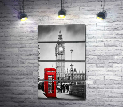 Контраст червоної телефонної будки та сірої вежі Біг Бену (Big Ben)