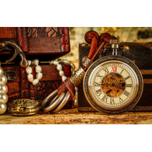 Старовинний годинник серед шкатулок із морськими скарбами