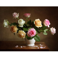 Белая ваза с букетом роскошных роз