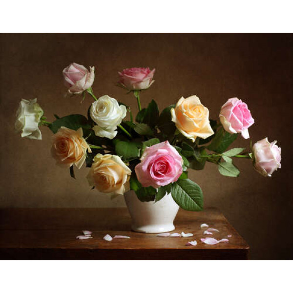 Біла ваза з букетом розкішних троянд 