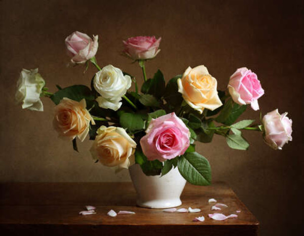 Белая ваза с букетом роскошных роз