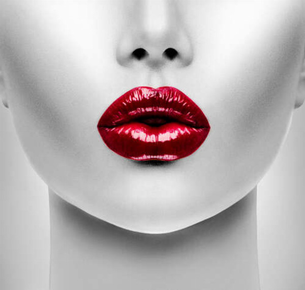 Красный блеск губ на фарфорово-белом лице