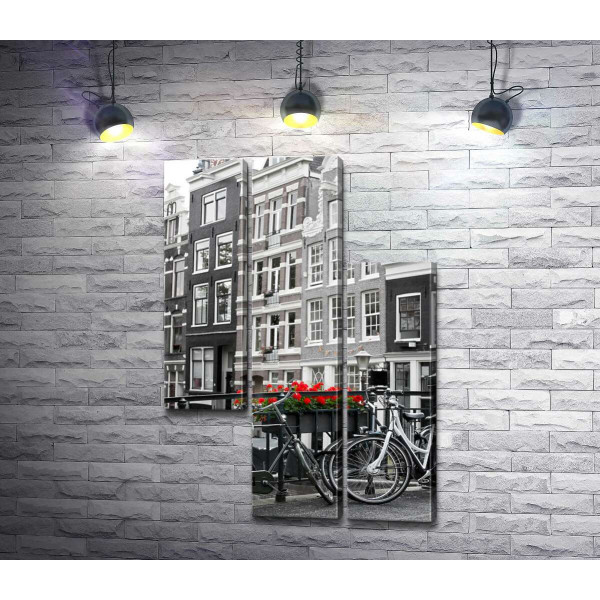 Велосипеди припарковані на амстердамському мостику