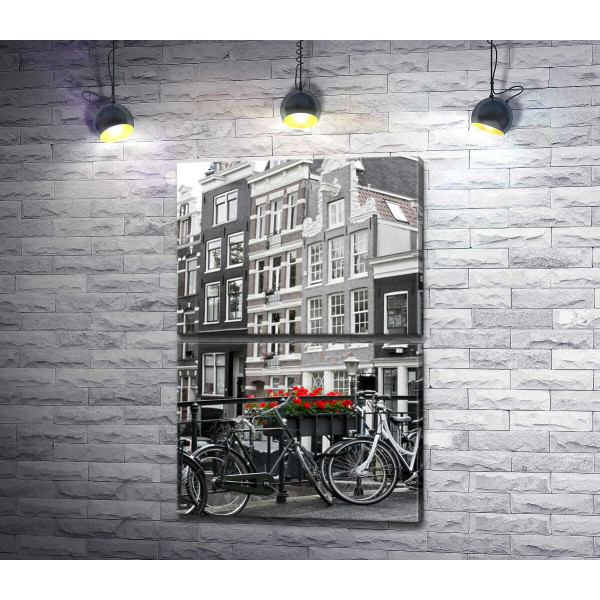 Велосипеди припарковані на амстердамському мостику