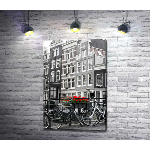 Велосипеды припаркованы на амстердамском мостике