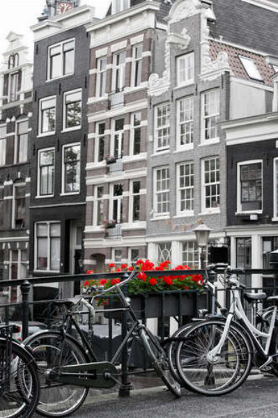 Велосипеды припаркованы на амстердамском мостике