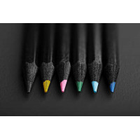 Вишукана строгість чорної оболонки кольорових олівців