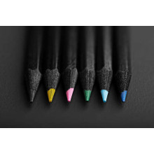Изысканная строгость черной оболочки цветных карандашей