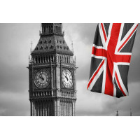 Красные цвета на британском флаге рядом с башней Биг Беном (Big Ben)