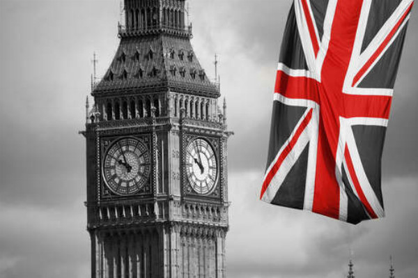 Червоні кольори на британському прапорі поруч з вежею Біг Беном (Big Ben)