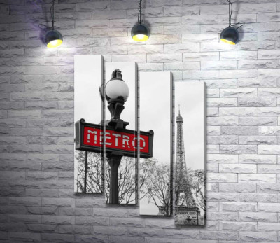 Ліхтар з вінтажним написом "metro" на фоні Ейфелевої вежі (Eiffel tower)
