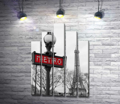 Ліхтар з вінтажним написом "metro" на фоні Ейфелевої вежі (Eiffel tower)