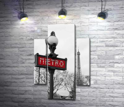 Ліхтар з вінтажним написом "metro" на фоні Ейфелевої вежі (Eiffel tower)