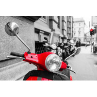 Яркий руль красного скутера
