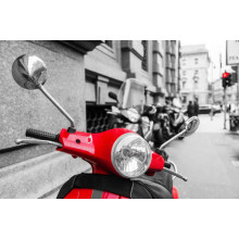 Яркий руль красного скутера