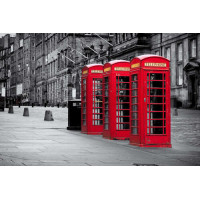 Красные телефонные будки выстроились на тротуаре столичной улицы