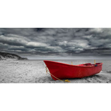 Червоний човен чекає припливу на пляжному піску