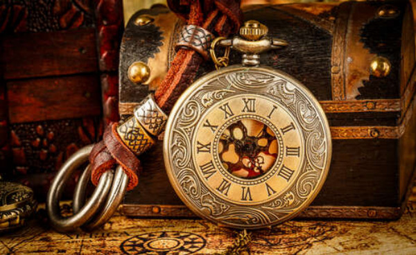Ажурні візерунки на кишеньковому годиннику мореплавця