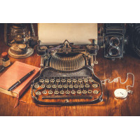 Винтажный стол писателя с пишущей машинкой