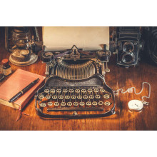 Винтажный стол писателя с пишущей машинкой