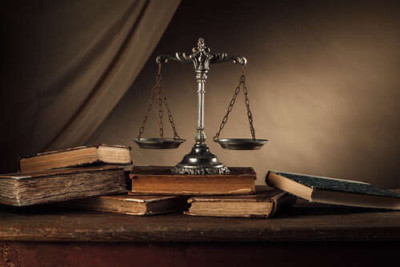 Ваги справедливості стоять на книгах