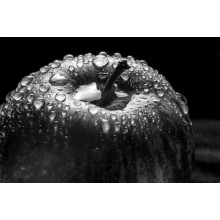 Прозрачные капли стекают по гладкой поверхности яблока