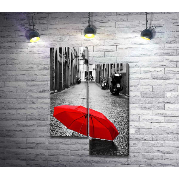 Яскрава парасолька серед похмурої вулиці