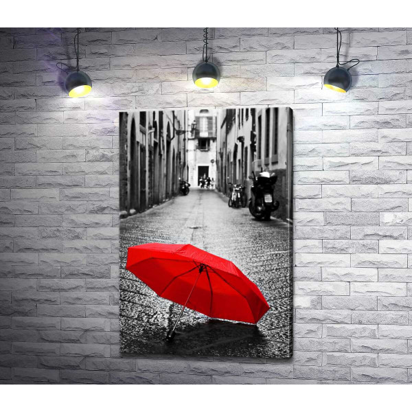Яскрава парасолька серед похмурої вулиці