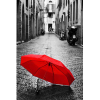 Яркий зонтик среди мрачной улицы