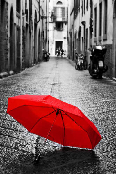 Яркий зонтик среди мрачной улицы