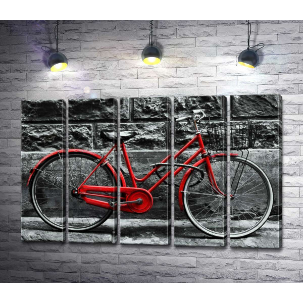Красный велосипед ждет владельца у стены дома