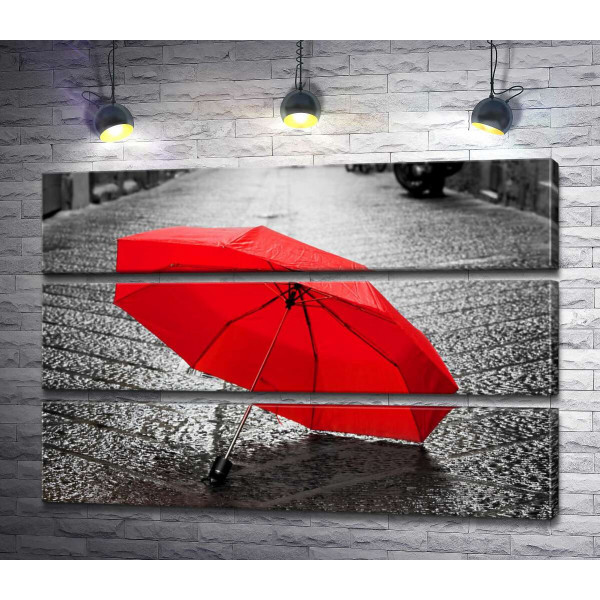 Сочно-красный зонтик на мокрой брусчатке