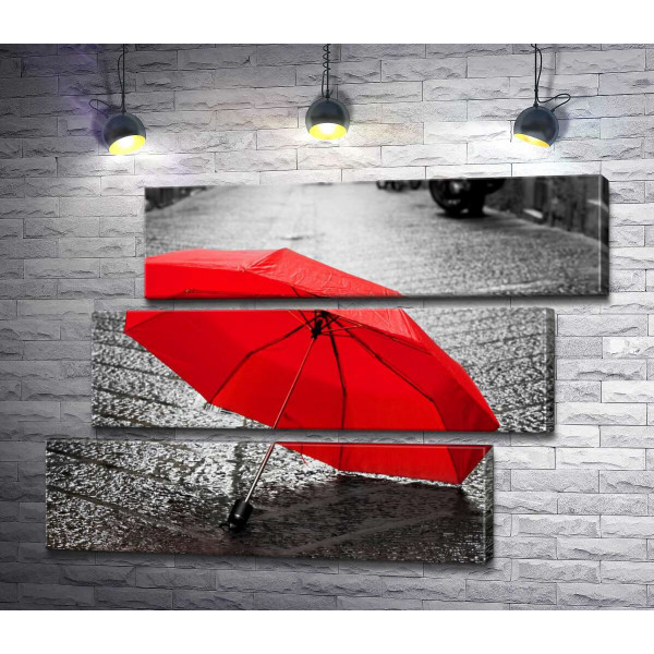 Сочно-красный зонтик на мокрой брусчатке