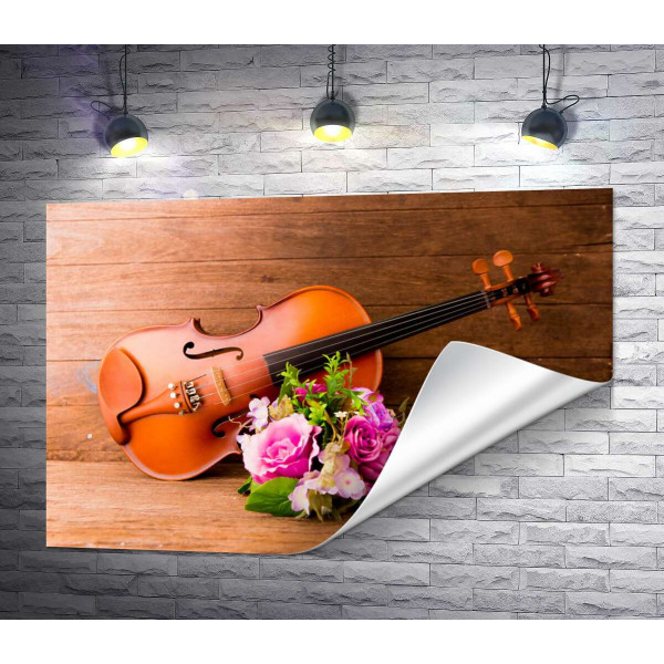 Изысканные изгибы скрипки украшены букетом роз