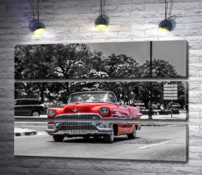Червоний Cadillac Eldorado їде широкою міською дорогою