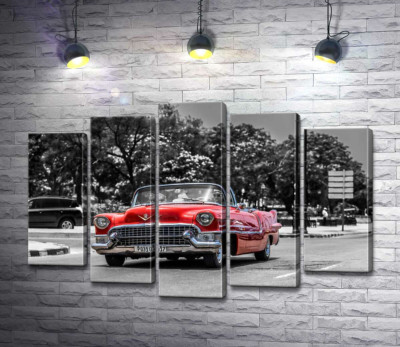 Червоний Cadillac Eldorado їде широкою міською дорогою
