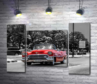 Червоний Cadillac Eldorado їде широкою міською дорогою
