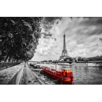 Маленький красный корабль на берегу реки Сены