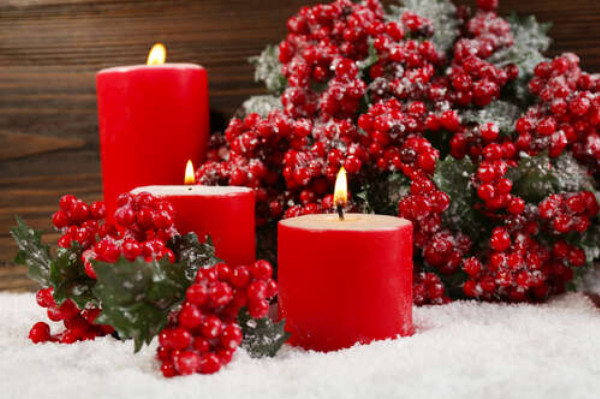 Три свечи, украшенные гроздями заснеженной калины