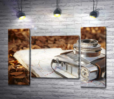 Карта и фотоаппарат на желтом ковре из сухих листьев