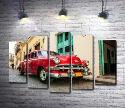 Червоний Chevrolet Bel Air на сонячній вулиці