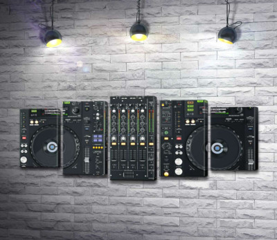 Модульная картина "Современный DJ контроллер Pioneer"
