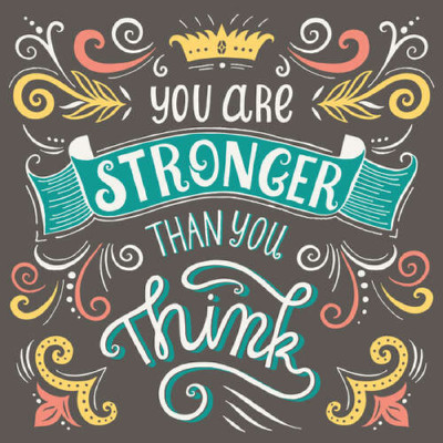 Фраза "you are stronger than you think" з квітковими візерунками