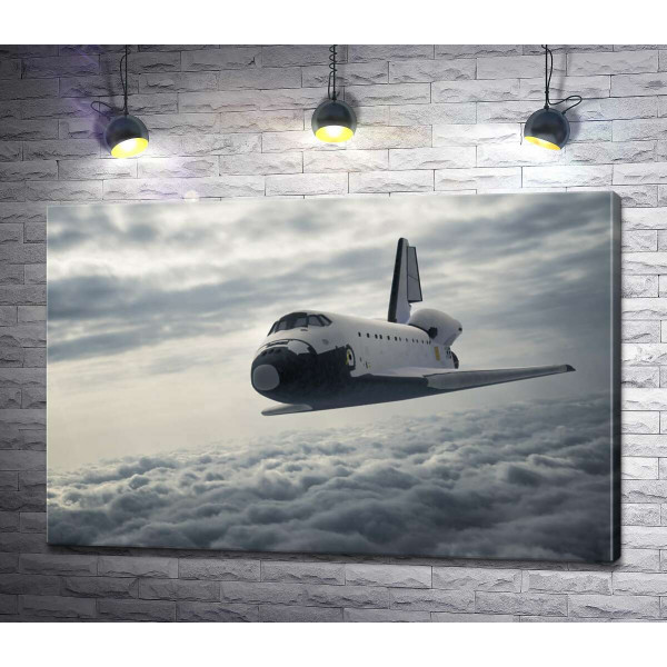 Пассажирский самолет в полете над серыми перинами облаков