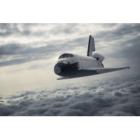 Пассажирский самолет в полете над серыми перинами облаков