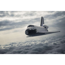 Пасажирський літак у польоті над сірими перинами хмар