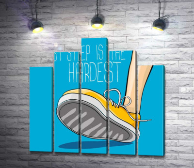 Желтый кроссовок ступает на землю рядом с фразой "first step is the hardest"