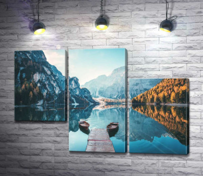 Симметрия лодок среди горного озера Брайес (Braies)