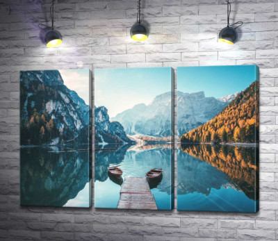 Модульная картина "Симметрия лодок среди горного озера Брайес (Braies)"
