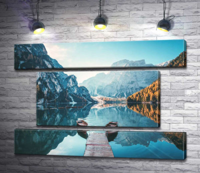 Симметрия лодок среди горного озера Брайес (Braies)